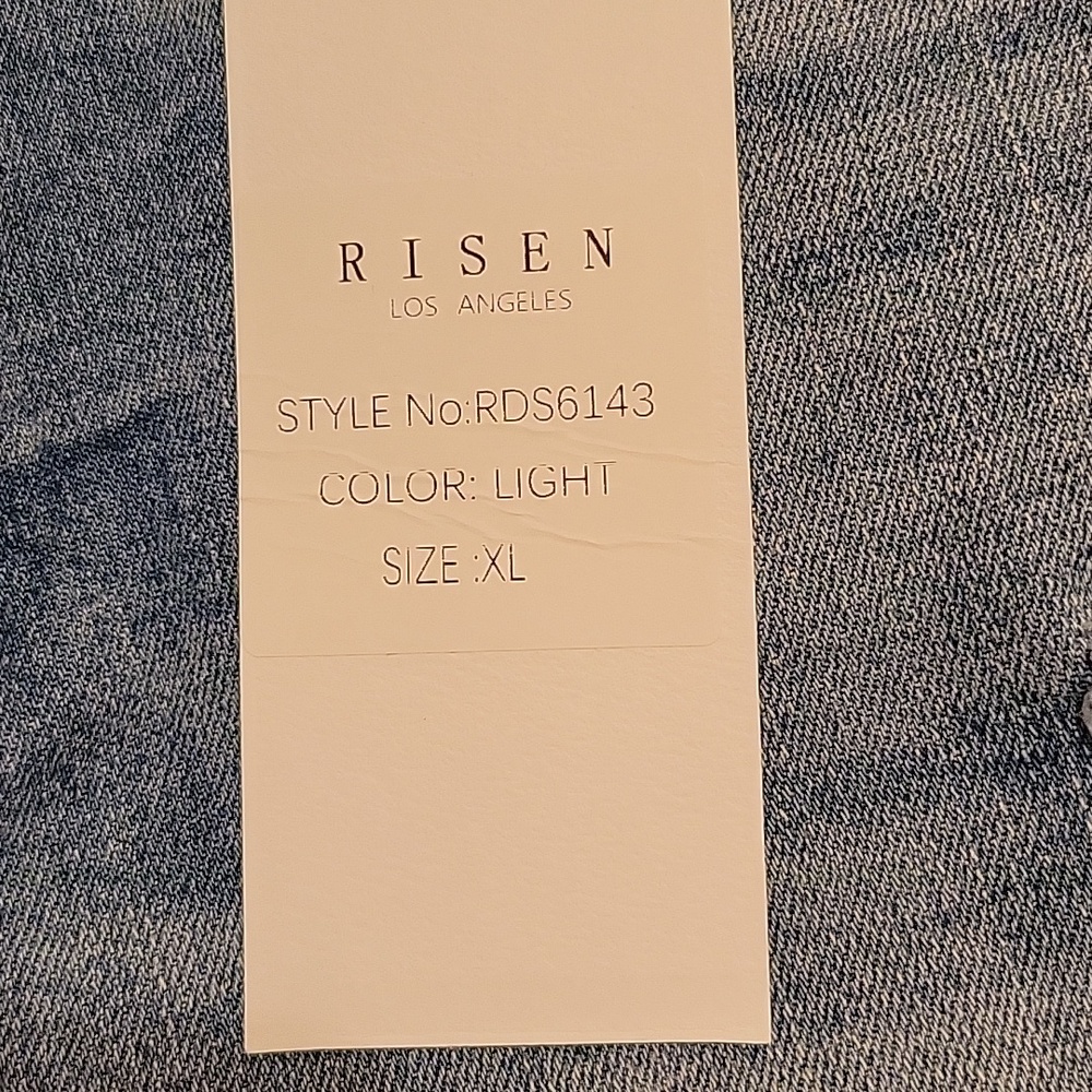 Risen High-Rise Frayed Hem Denim Shorts - Light Blue - Picture 4 of 6